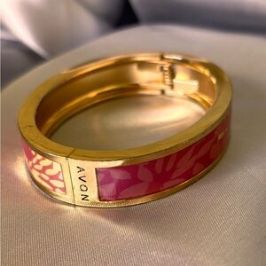 Vibrant Avon Gold Tone Hinged Bangle Bracelet